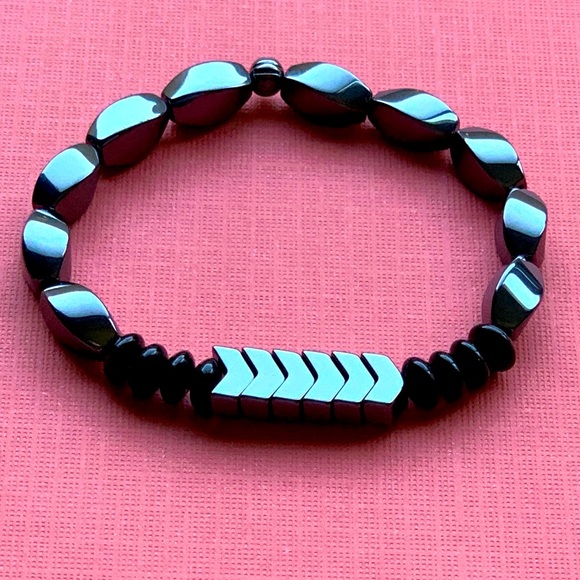 Hemalyke Arrow Bracelet - Picture 2 of 2